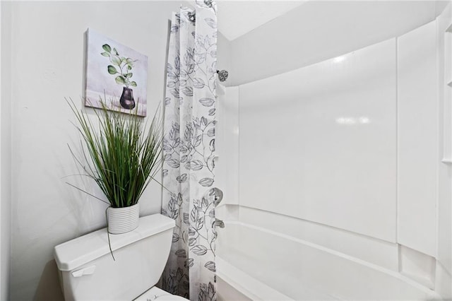 717 Beaufort Cir, Duluth, GA 30096 - bathroom featuring toilet and shower / tub combo with curtain