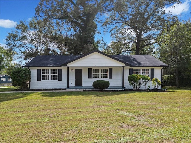 ranch-style house featuring a front lawn