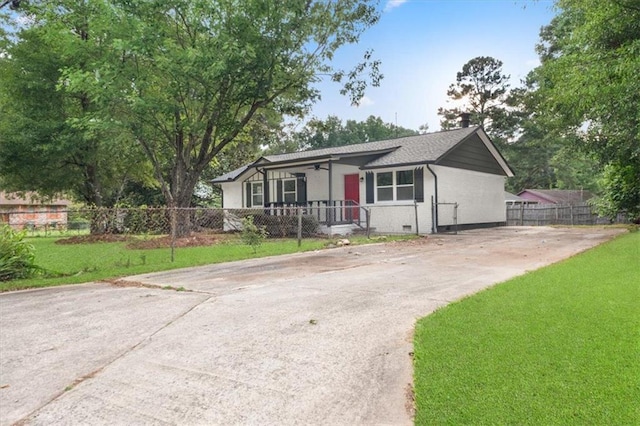 ranch-style house featuring a front yard