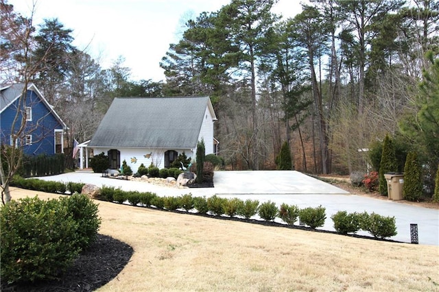 view of yard featuring driveway