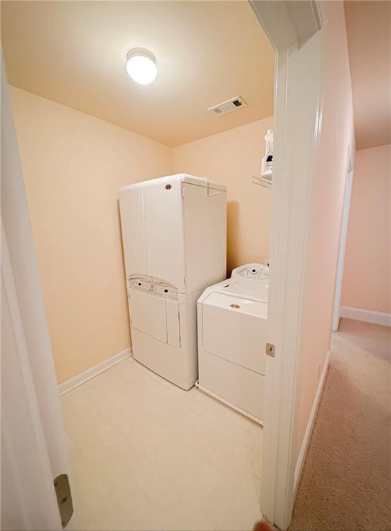 clothes washing area with light carpet, laundry area, visible vents, baseboards, and independent washer and dryer