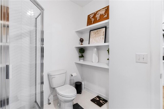 395 Pratt Dr SE Unit No 802, Atlanta, GA 30315 - full bath featuring toilet, a stall shower, and baseboards
