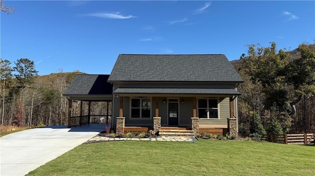 view of front of home featuring a porch, a carport, and a front lawn