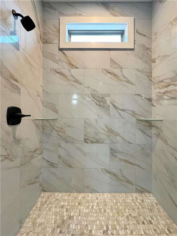 bathroom featuring tiled shower