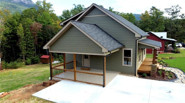 view of front facade featuring a porch and a front yard