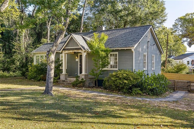 view of front facade with a front yard