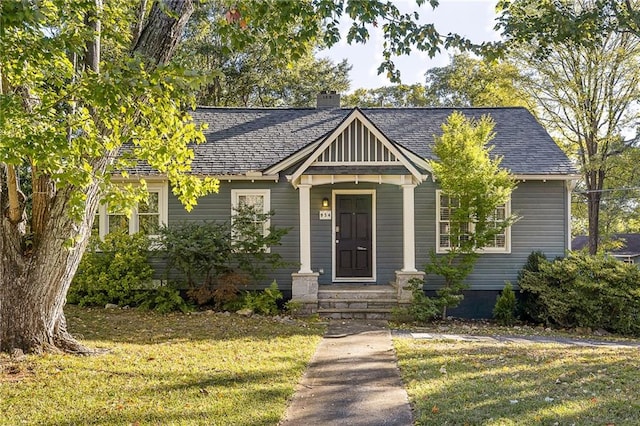 view of front of home featuring a front lawn