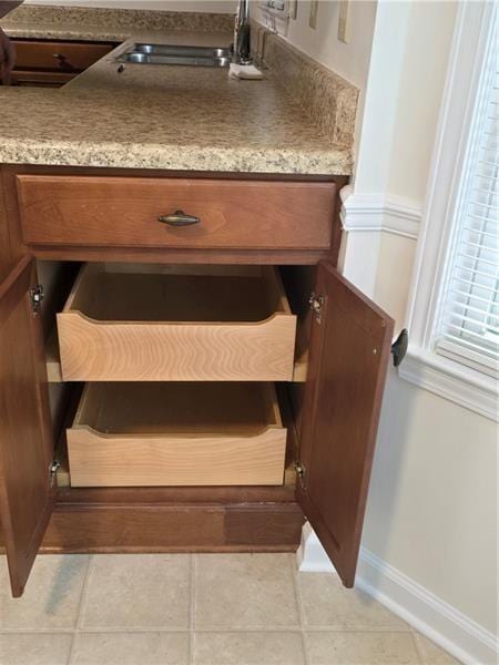 room details featuring a sink and baseboards