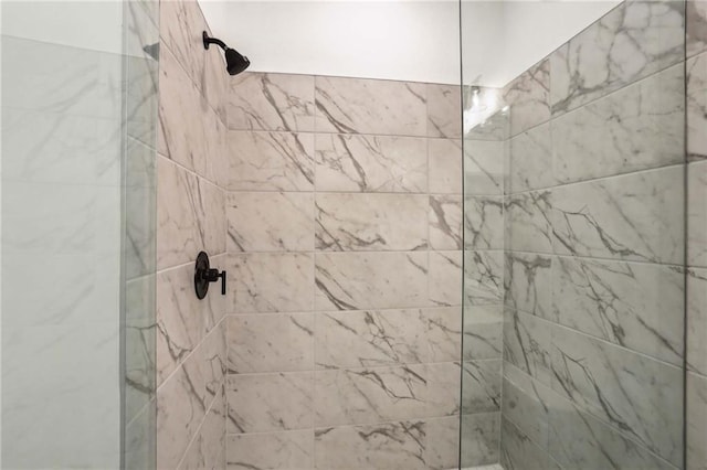 bathroom featuring a tile shower