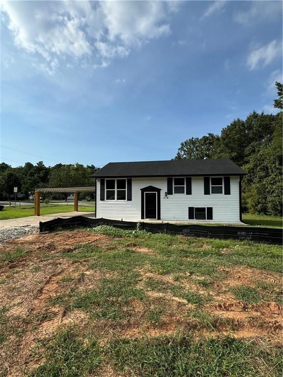 view of front of house featuring a front lawn