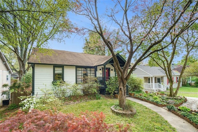 ranch-style home featuring a front lawn and covered porch