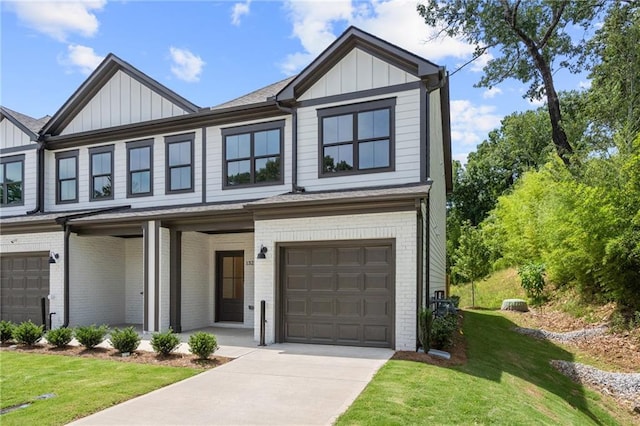 view of front facade featuring a front yard and a garage