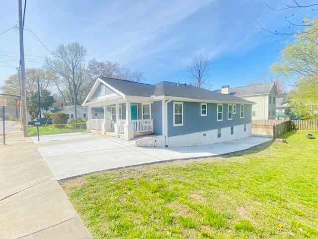 single story home featuring a porch and a front lawn