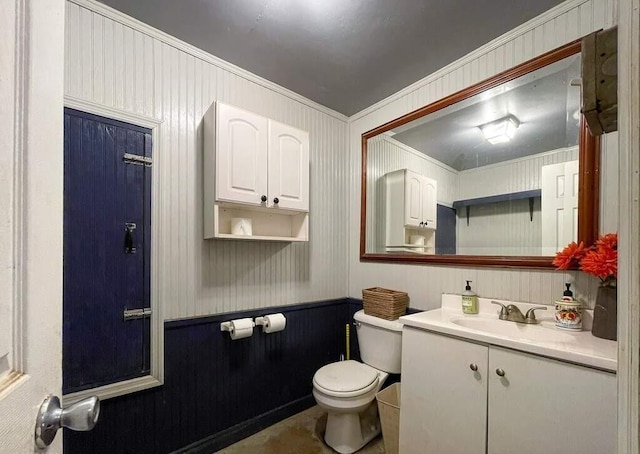 bathroom featuring vanity, toilet, and crown molding