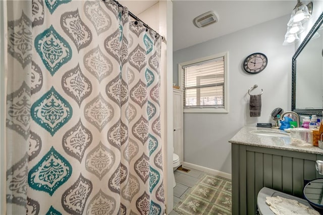 full bathroom featuring baseboards, visible vents, toilet, curtained shower, and vanity