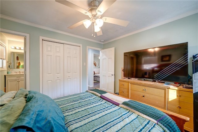 bedroom featuring a ceiling fan, ensuite bath, ornamental molding, and a closet