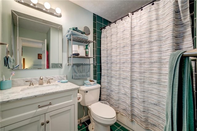 bathroom featuring a shower with curtain, vanity, toilet, and a textured ceiling