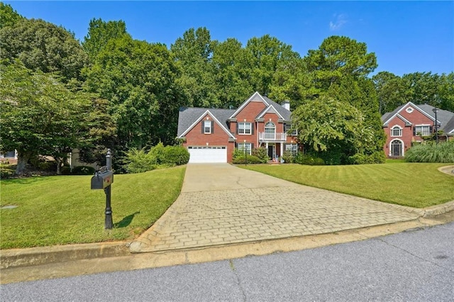 view of front of property featuring driveway and a front yard