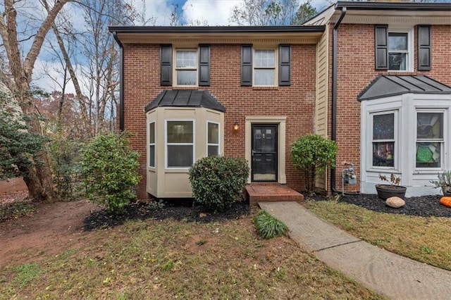 view of front of home featuring a front lawn