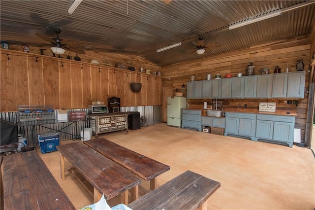 garage with ceiling fan and white refrigerator