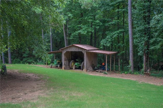 view of yard featuring an outdoor structure