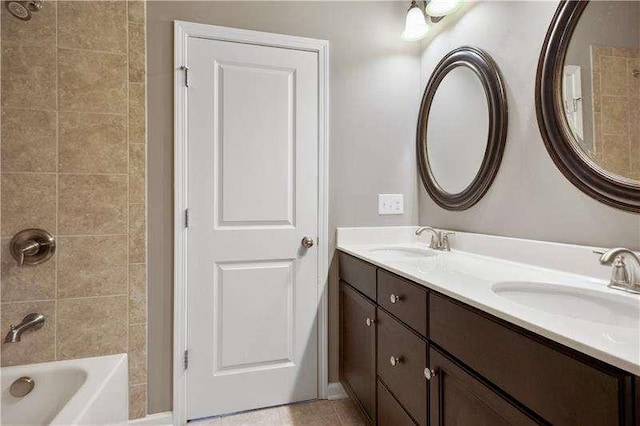 bathroom with vanity and tiled shower / bath