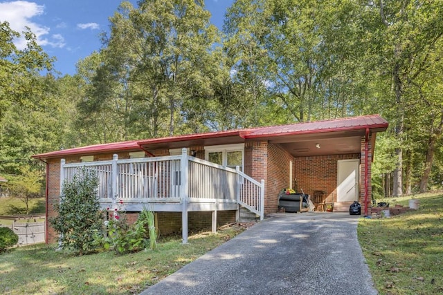 view of front of property featuring a carport and a front yard