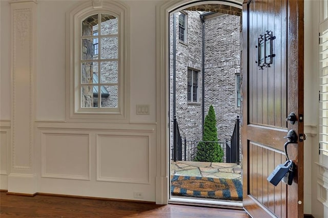 4853 Stonehall Pl, Atlanta, GA 30339 - entrance foyer featuring wood finished floors and a decorative wall