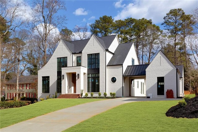 view of front facade featuring a front yard