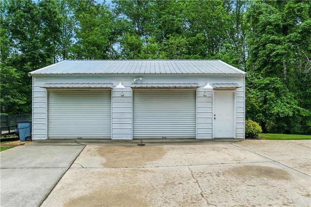 3110 Springdale Park Cir, Gainesville, GA 30506 - detached garage featuring view of wooded area