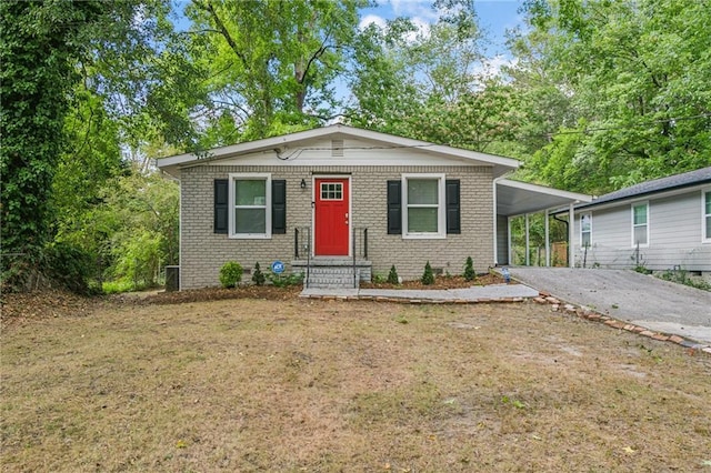 view of front of house with a carport and a front yard