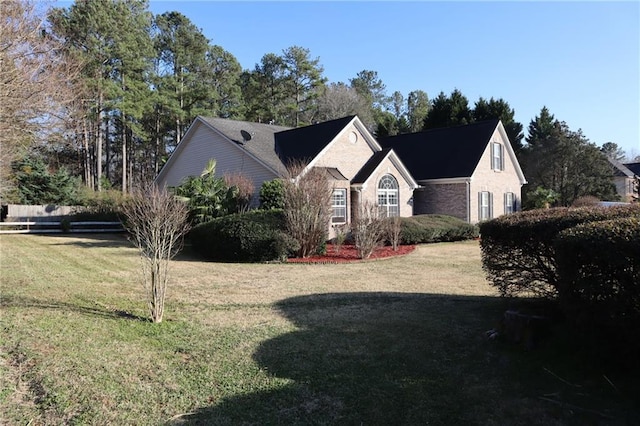 view of front of property featuring a front yard