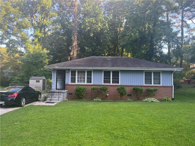 single story home featuring a front lawn