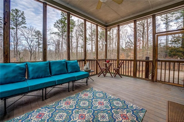 sunroom with ceiling fan