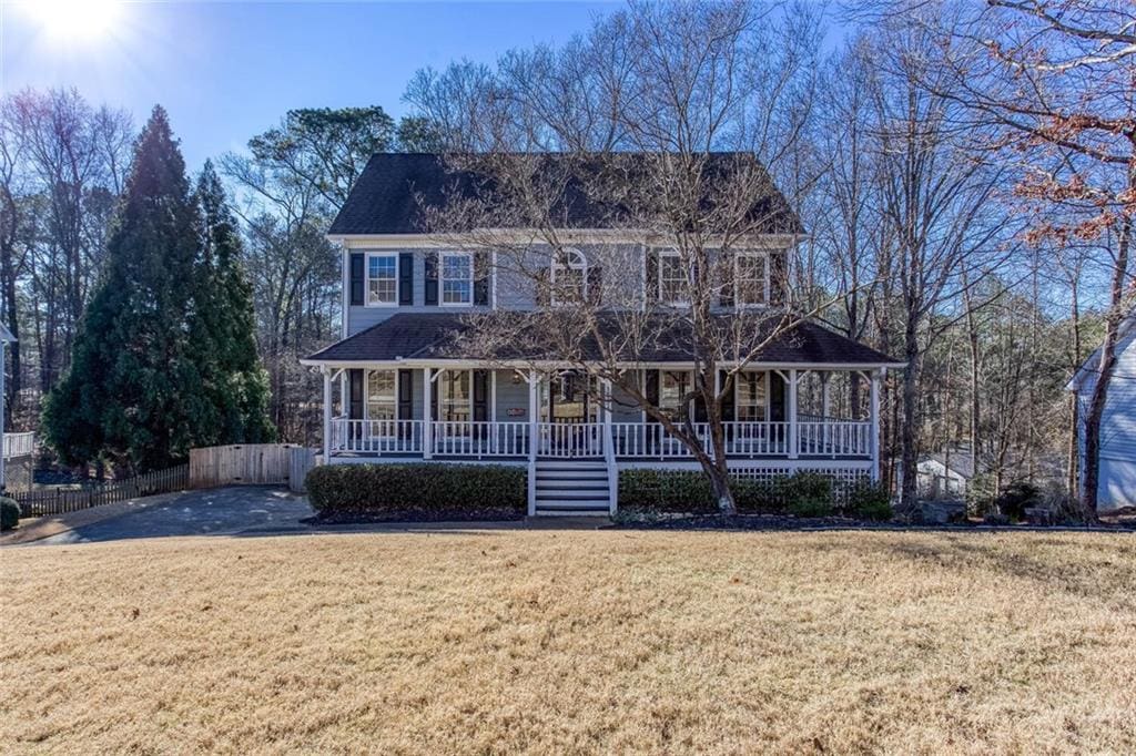 view of front of house featuring a porch and a front yard