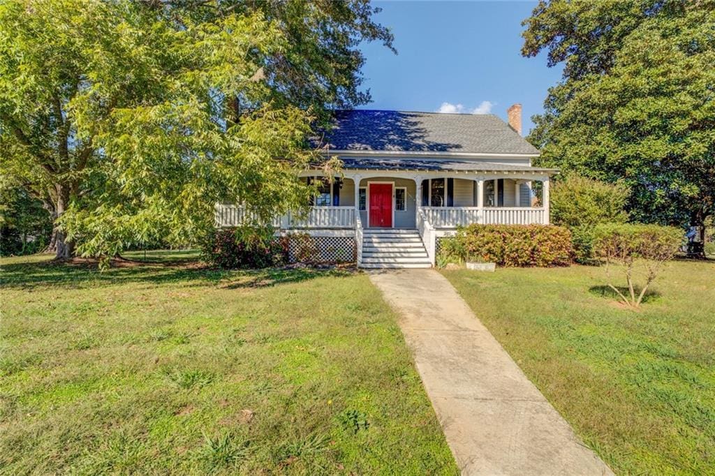 view of front facade featuring a porch and a front yard