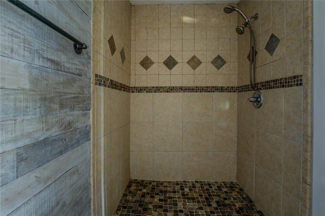 bathroom featuring tiled shower