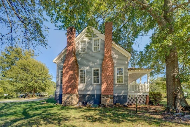 view of side of property featuring a yard
