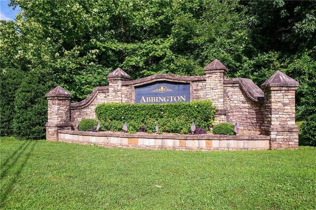 community sign with a yard