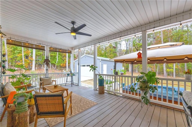 sunroom with ceiling fan