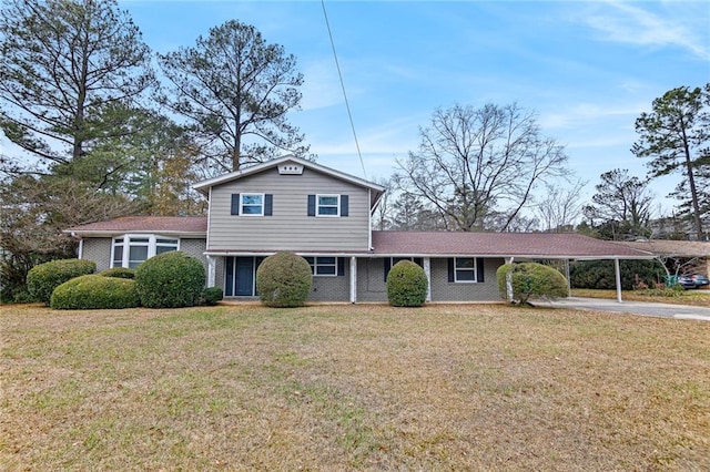 view of front of property featuring a carport and a front lawn