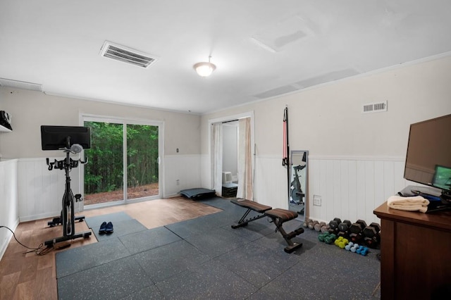 exercise room with wainscoting and visible vents