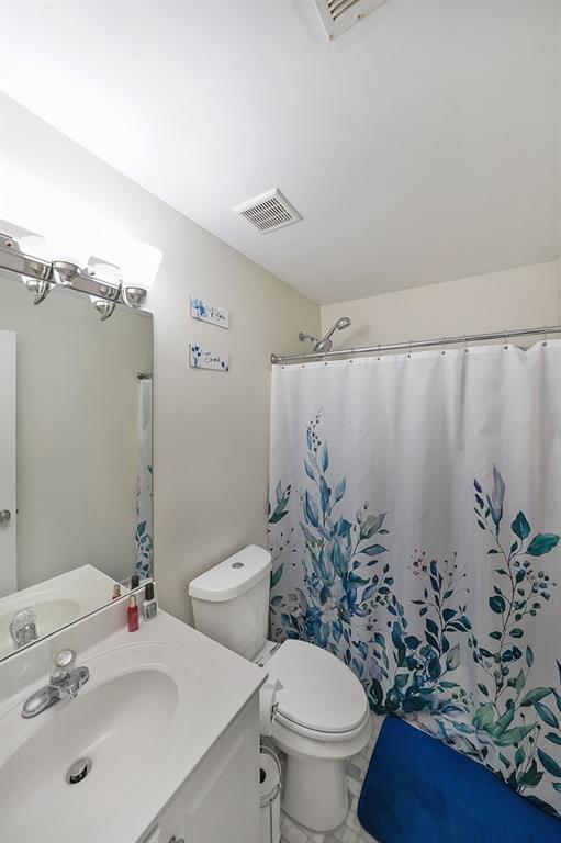 4321 Clairesbrook Ln, Acworth, GA 30101 - bathroom featuring vanity, toilet, and curtained shower