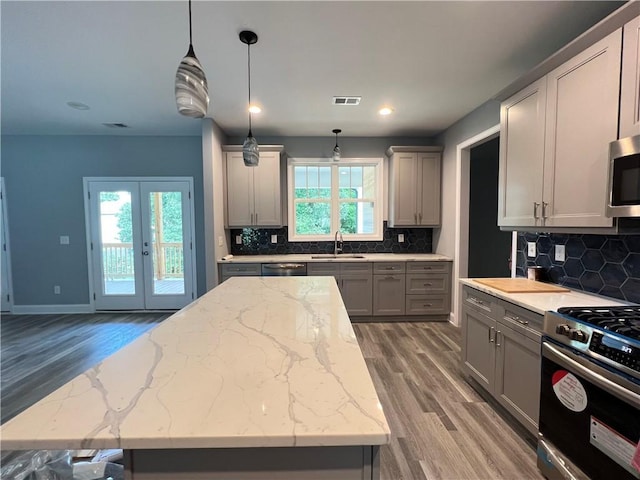 154 Pope Paul Path, Dallas, GA 30132 - kitchen featuring a sink, gray cabinets, stainless steel appliances, and light wood-style flooring
