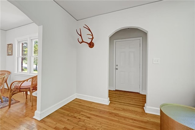 1544 Brewer Blvd SW, Atlanta, GA 30310 - hall featuring arched walkways, light wood finished floors, and baseboards