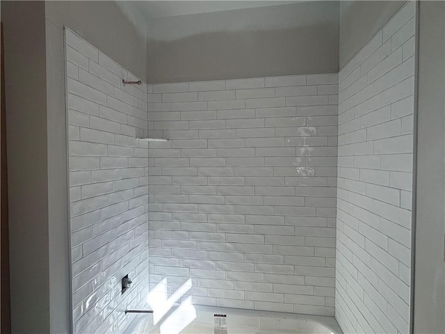 bathroom featuring tiled shower