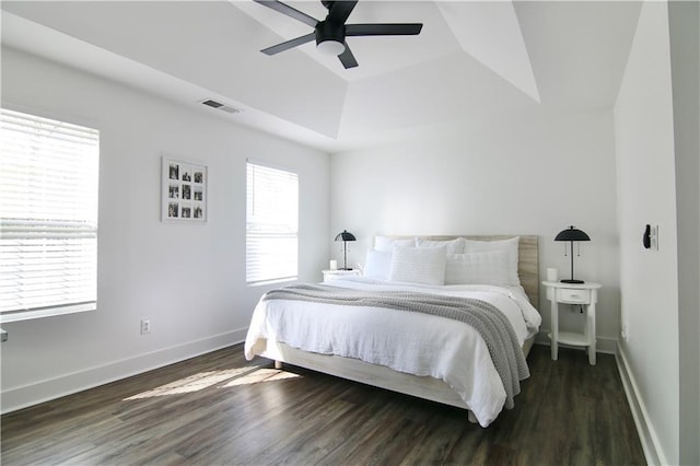 kitchen featuring a sink, appliances with stainless steel finishes, white cabinets, dark wood-type flooring, and ceiling fan
