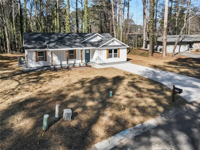 view of front of property with a porch and a front lawn