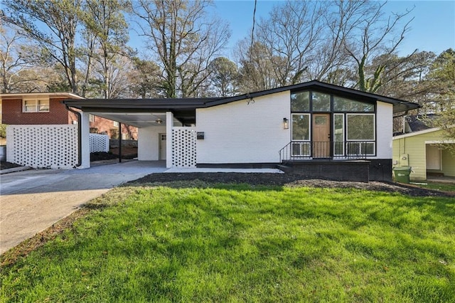 view of front of house with a carport and a front yard