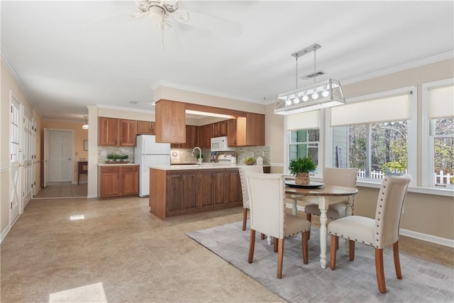 dining space featuring visible vents, a ceiling fan, baseboards, and ornamental molding